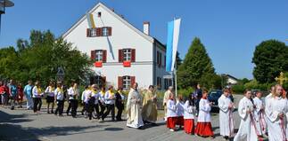 Hebertsfelden 5: Ein langer Festzug bewegte sich vom Pfarrhof zur Kirche.