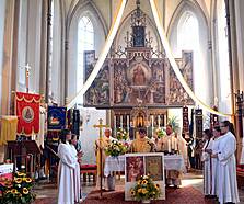 Hebertsfelden 1 und 2: Pfarrer Josef Rainer zelebrierte mit Pfarrer Hans Inkoferer und Pater Pascal Sommerstorfer den Festgottesdienst.